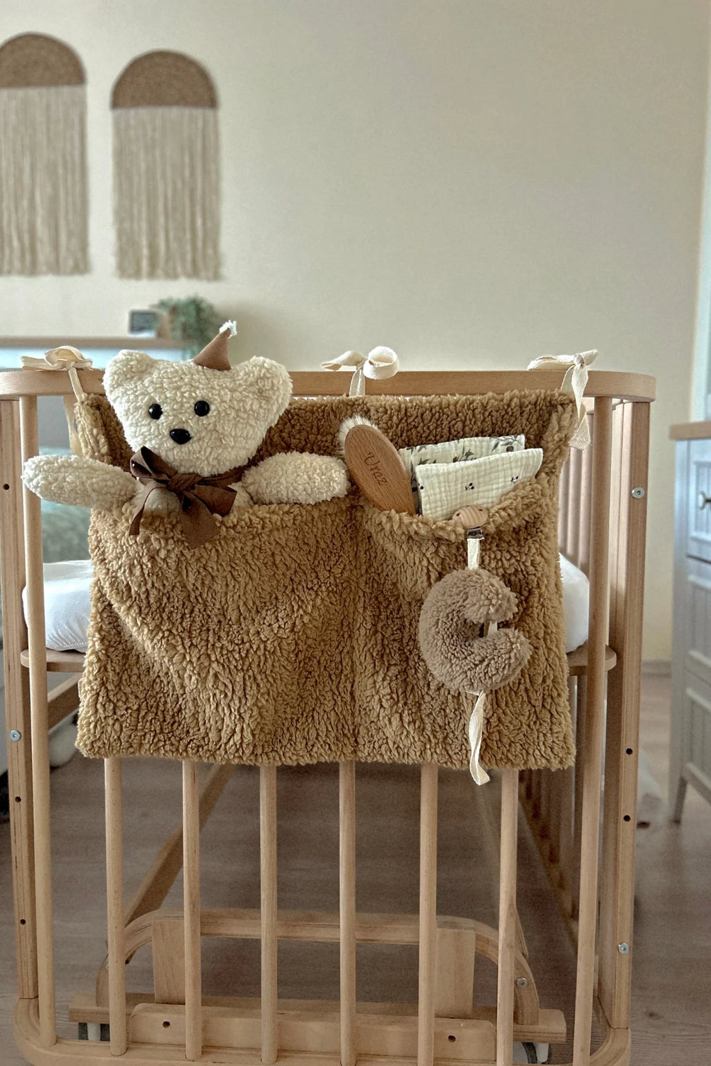 Teddy Crib Organizer – Cozy Order for Little Spaces