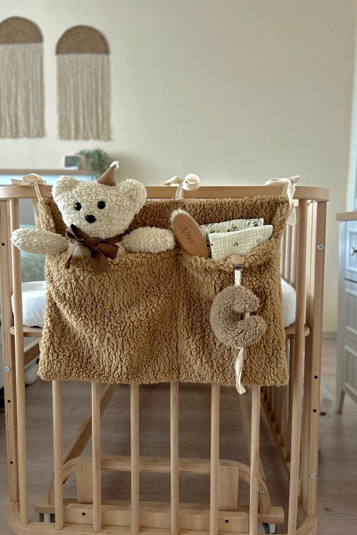 Teddy Crib Organizer – Cozy Order for Little Spaces