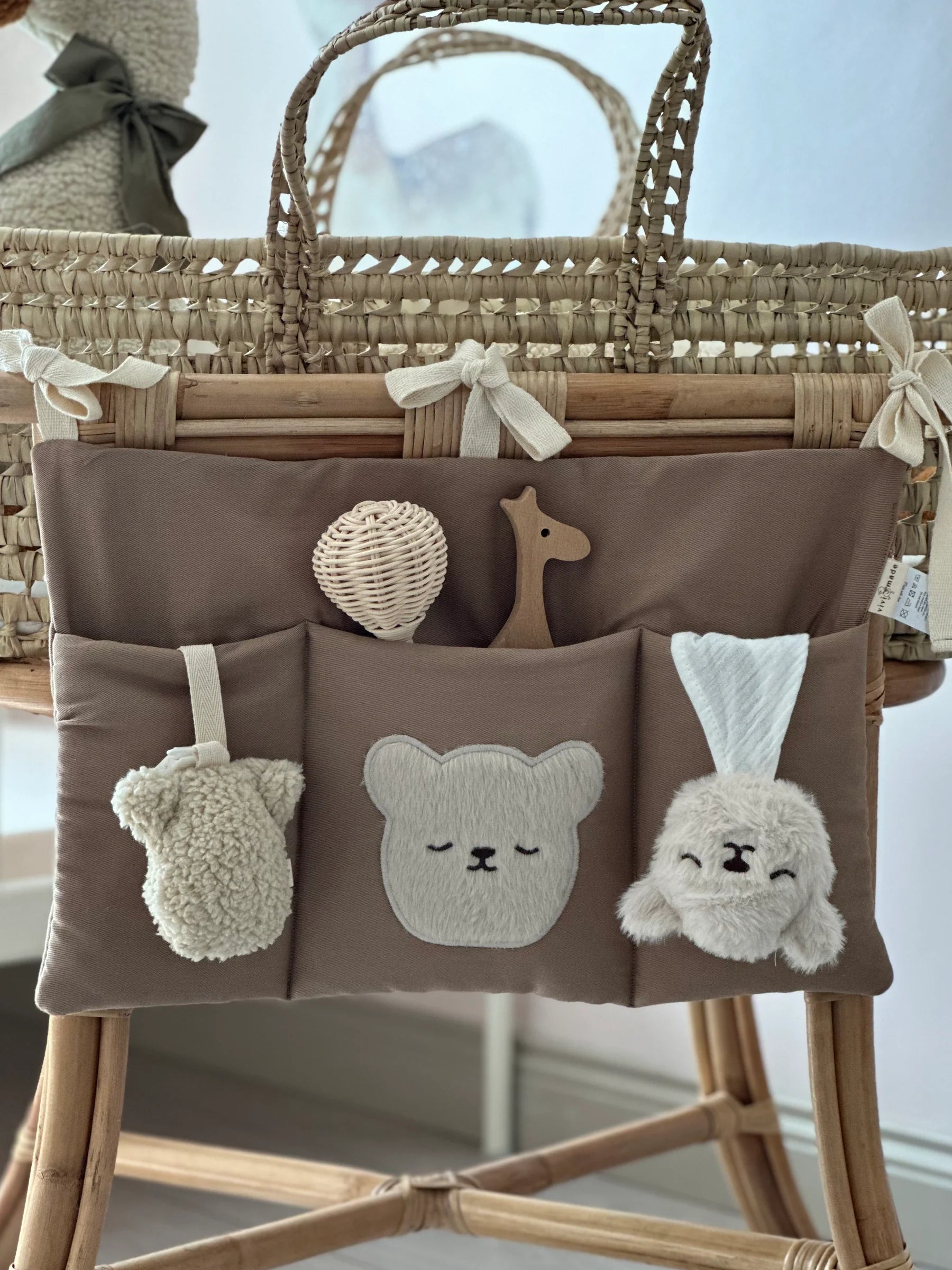 Embroidered Crib Organizer – The Natural Form of Calm Order